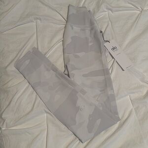 Alo Leggings
BRAND NEW WITH TAG!!
Love them so much just too small for me.